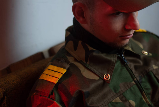 Blízký záběr vojáka, poválečný syndrom u mladého vojáka - Fotografie, Obrázek