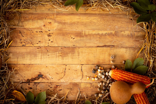 Outono e Dia de Ação de Graças fundo de folhas caídas e frutas com definição de luz vintage em mesa de madeira velha. - Foto, Imagem