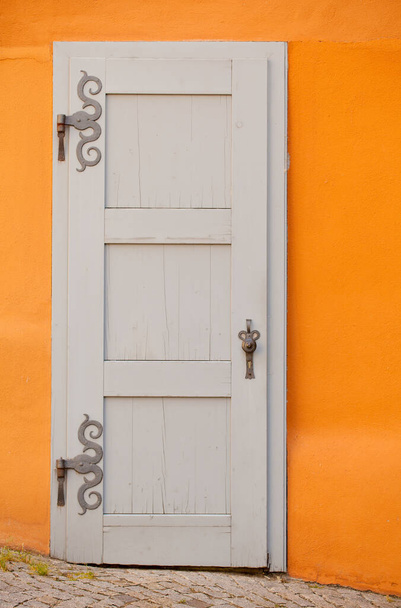 Старая деревянная дверь оранжевого цвета - Фото, изображение