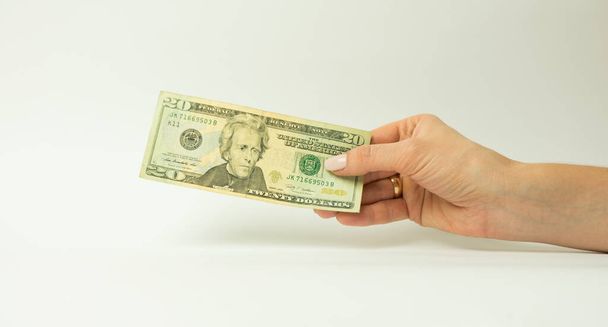 Χέρι με χρήματα που απομονώνονται σε λευκό φόντο, απομονώνουν - Φωτογραφία, εικόνα
