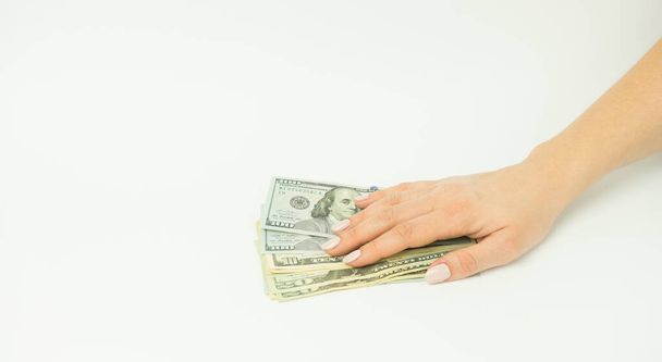Рука с деньгами изолированы на белом фоне, изолировать - Фото, изображение