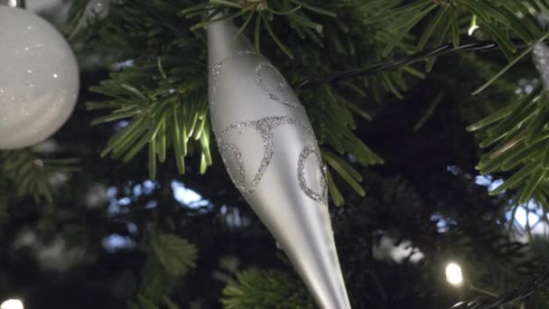 Közelkép az Ezüst Dekoráció lógó karácsonyfa. Lezárva - Felvétel, videó