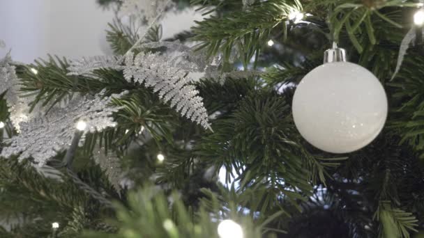 Árbol de Navidad con la hoja de plata y la decoración de la bola del brillo. Cerrado. - Imágenes, Vídeo