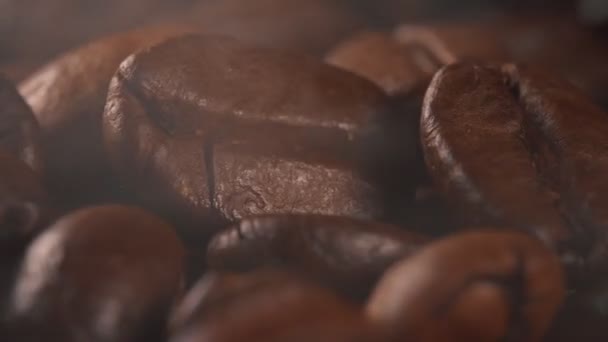 Vue macro des grains de café fraîchement torréfiés. - Séquence, vidéo