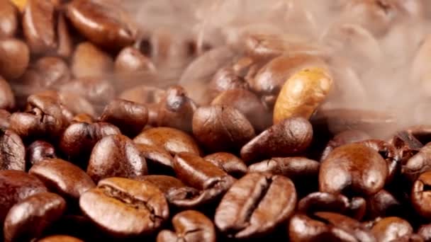 Proceso de tostado de granos de café en placa caliente. - Metraje, vídeo