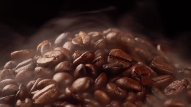 Čerstvě pražená kávová zrna s kouřem. - Záběry, video