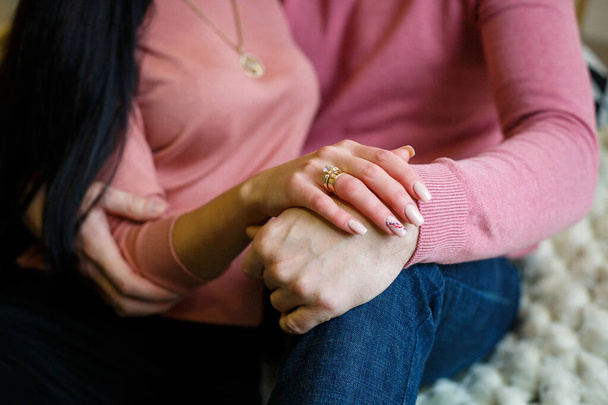 Чоловік і жінка в руці ніжність любов
 - Фото, зображення
