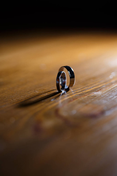 arany jegygyűrűk friss házasoknak az esküvőjük napján - Fotó, kép