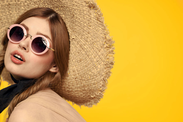 Romantikus nő kalapban szórakozás sárga háttér és napszemüveg fekete szalag modell portré - Fotó, kép