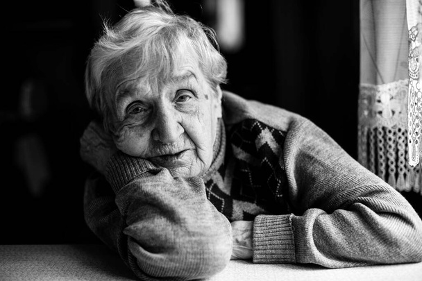Retrato de una anciana. Fotografía en blanco y negro. - Foto, imagen