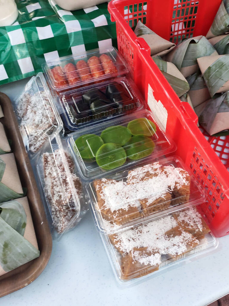SEREMBAN, MALAISIE - 1er MARS 2020 : Des gâteaux malaisiens sont en vente sur la table. Trier par type pour faciliter l'achat pour les clients. - Photo, image