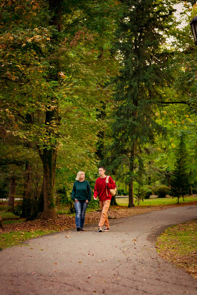 Beautiful woman,blonde,middle-aged,with a teenage son walking in the Park,a beautiful autumn day - Foto, Imagem