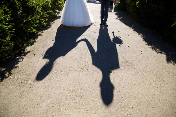 Nevěsta mazlit s ženichem v svatební den - Fotografie, Obrázek