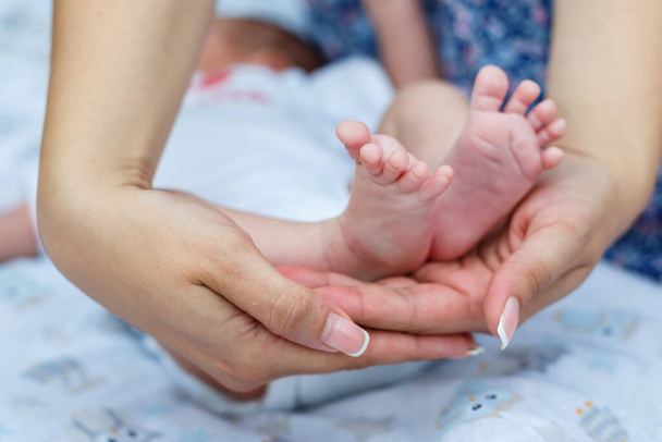 schattig kleine baby voeten in de middag - Foto, afbeelding