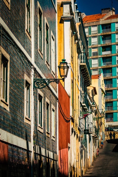 Blick auf die Fassade eines Gebäudes in der Innenstadt von Lissabon in Portugal - Foto, Bild
