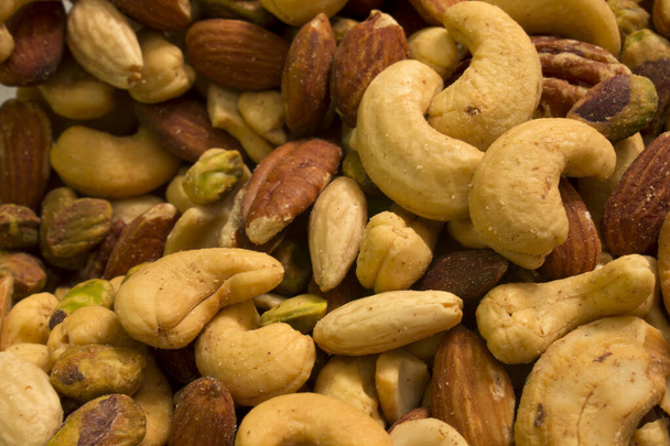 Esta es una fotografía de nueces mezcladas incluyendo anacardos, almendras, pistachos y pecanas - Foto, Imagen