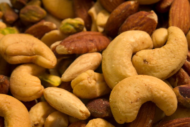 Jedná se o fotografii smíšených ořechů včetně kešu, mandlí, pistácií a pekanů - Fotografie, Obrázek