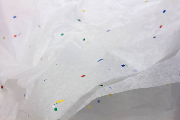 Tohle je fotografie bílého hedvábného balicího papíru s konfetami  - Fotografie, Obrázek