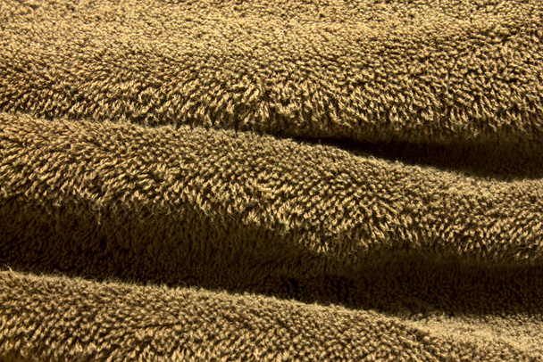 Toto je detailní fotografie texturovaného pozadí hnědého ručníku - Fotografie, Obrázek