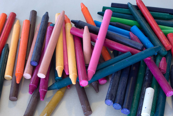 Це фотографія барвистого фону з олівцями
 - Фото, зображення