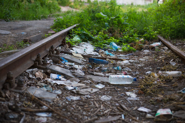 Kiew, Ukraine 10.01.2020: Verstreuter Müll auf der Straße in der Stadt - Foto, Bild