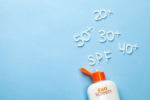 Sunscreen. How to choose the degree of protection of SPF for adults and children. Cream in the form of question mark and the inscription SPF on blue background with white tube. Concept of how to - Photo, Image