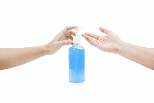 Руки з використанням алкогольного гелю ізольовані на білому тлі. Очищення рук алкогольним гелем
. - Фото, зображення