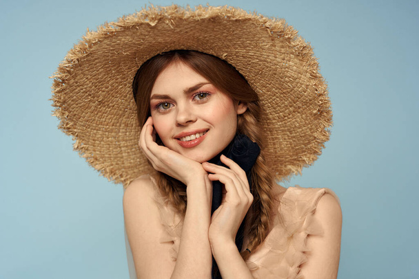 Mujer con sombrero y vestido emociones encanto luz tela alegría - Foto, Imagen