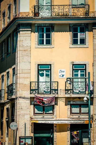 Kilátás egy épület homlokzatára Lisszabon belvárosában Portugáliában - Fotó, kép