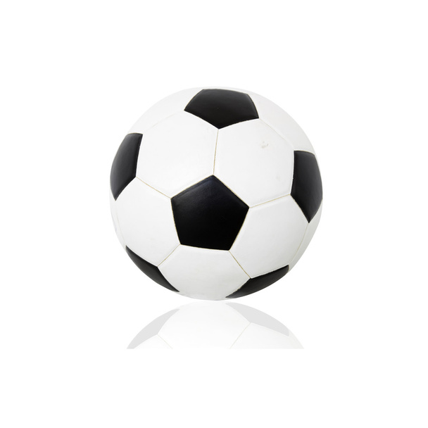 Pelota de fútbol sobre fondo blanco
  - Foto, Imagen