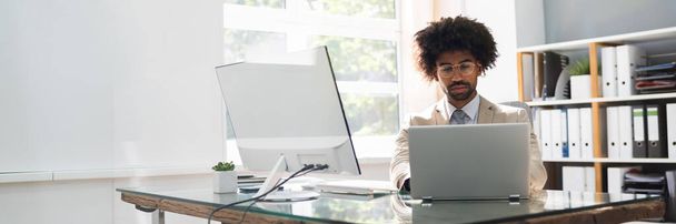 Ofiste Bilgisayar Kullanan Afrikalı Amerikalı İş Adamı - Fotoğraf, Görsel