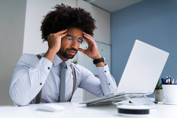 Hombre de negocios africano molesto y preocupado o aburrido o estresado - Foto, imagen