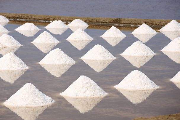 θαλασσινό αλάτι σε μια κατσαρόλα  - Φωτογραφία, εικόνα