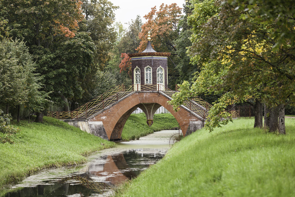 Διασχίστε τη γέφυρα στο πάρκο Αλέξανδρος. Τσαρσκόγιε Σέλο. Ρωσία - Φωτογραφία, εικόνα