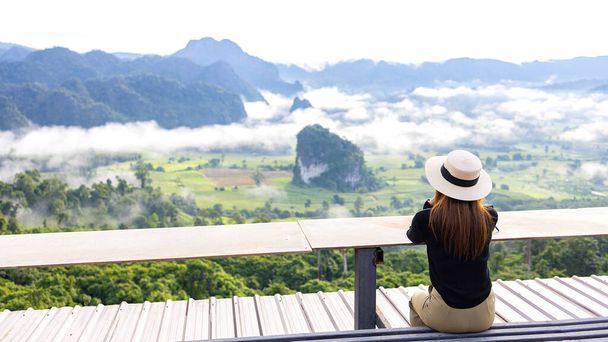 Aasialainen nainen vuorella katso näkymä panoraama kaunis luonto maisema vuoristomaisemat ja sumu lomalla matkustaa. - Valokuva, kuva