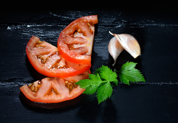 pomidor z ząbków pietruszkę i czosnek. zdrowej i ekologicznej żywności - Zdjęcie, obraz
