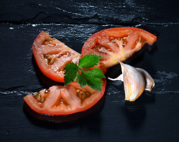domates maydanoz ve sarımsak karanfil ile. organik ve sağlıklı gıdalar - Fotoğraf, Görsel