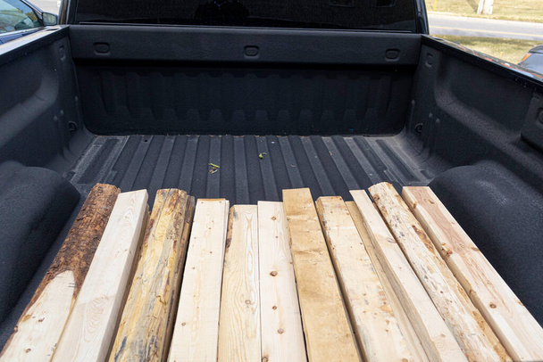 Pile de bois dans le camion pour la livraison - Photo, image