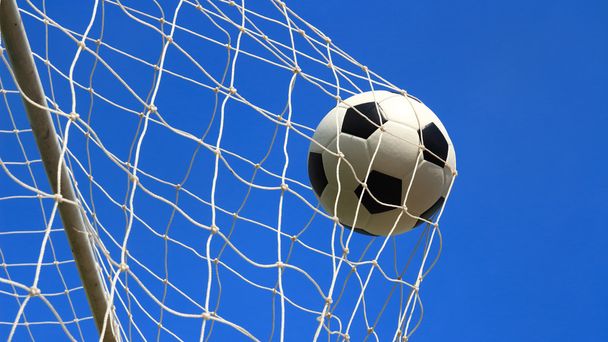 balón de fútbol en el gol  - Foto, imagen