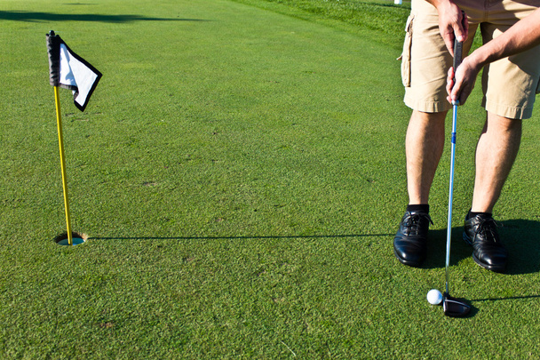golf topu koyarak golfçü - Fotoğraf, Görsel