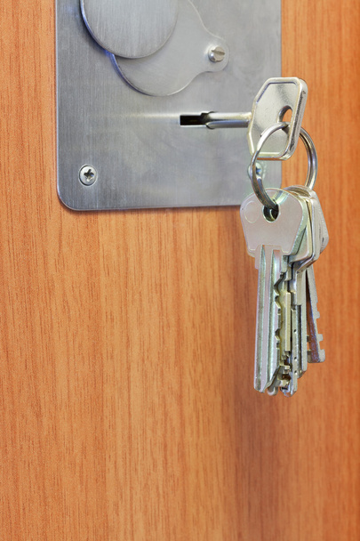 связка ключей в дверном проеме
 - Фото, изображение