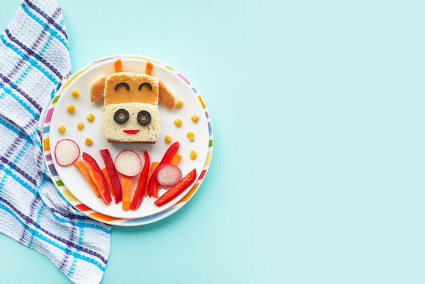 Kreatywny pomysł na dziecięce śniadanie. Kanapka w kształcie byka, zdrowa żywność dla dzieci. - Zdjęcie, obraz