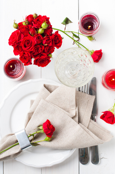Cadre de table festive avec des roses rouges
 - Photo, image