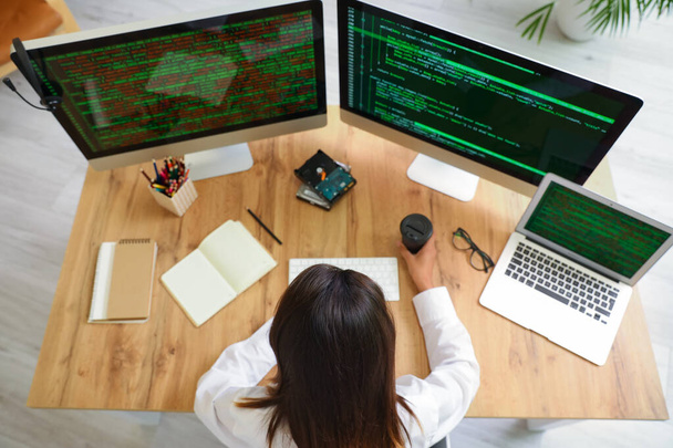 Жінка-програмістка, що працює в офісі
 - Фото, зображення