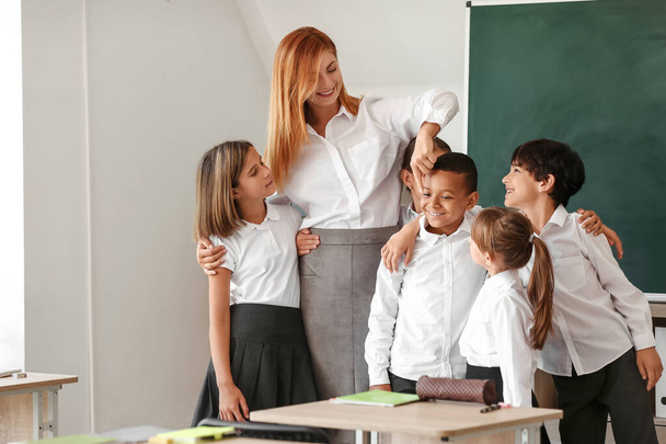 Children with teacher in classroom - Valokuva, kuva