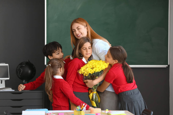 Los escolares saludan a su maestro en el aula - Foto, Imagen