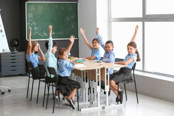 Kleine schoolkinderen tijdens de les in de klas - Foto, afbeelding