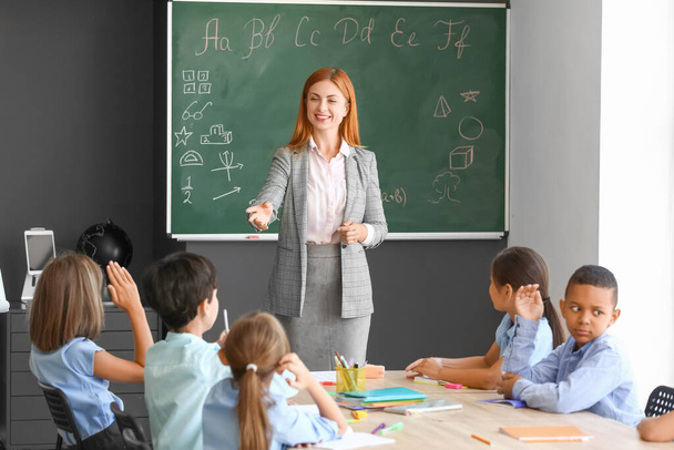 Teacher conducting lesson in classroom - Zdjęcie, obraz