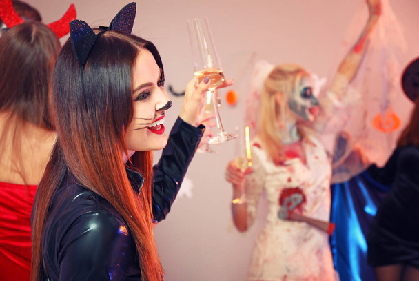 Amis célébrant Halloween à la fête - Photo, image