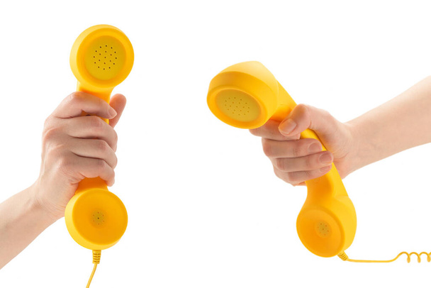 Желтый телефон в женской руке изолирован на белом. Копирование пространства. - Фото, изображение